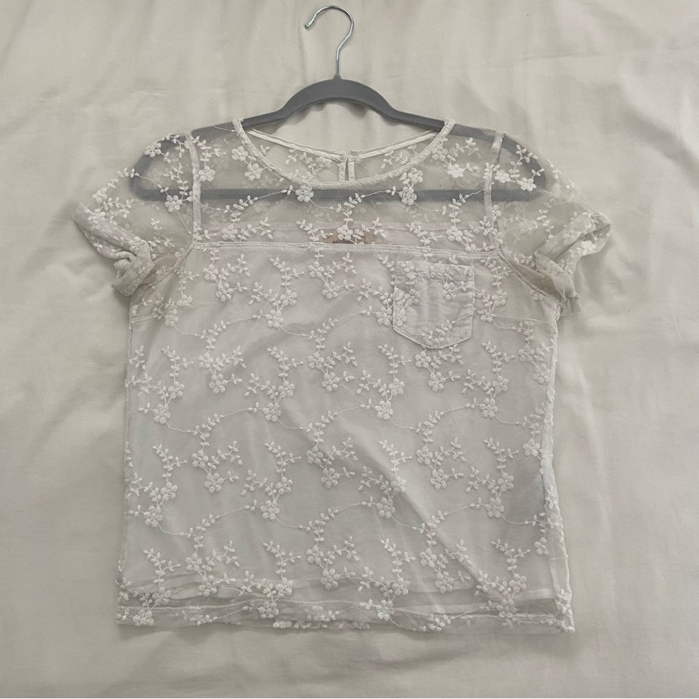 Dainty white floral embroidered tshirt